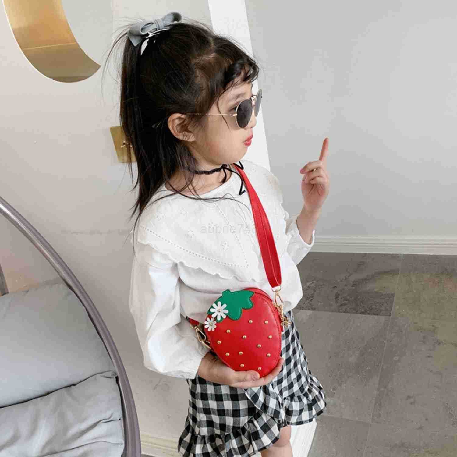 Mini Crossbody Shoulder Bag for Little girls StrAWberry Shape Purse with Rivets girls Cute Coin Purse Wallet Handbag RedZ250910