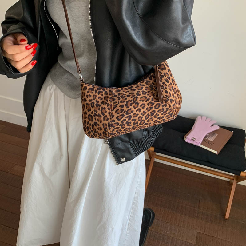 Free shipping designer Vintage Niche High-End Matte Dumpling Bag New French Style Shoulder Bag Crossbody Bag Versatile Commuter Bag Horn Bag