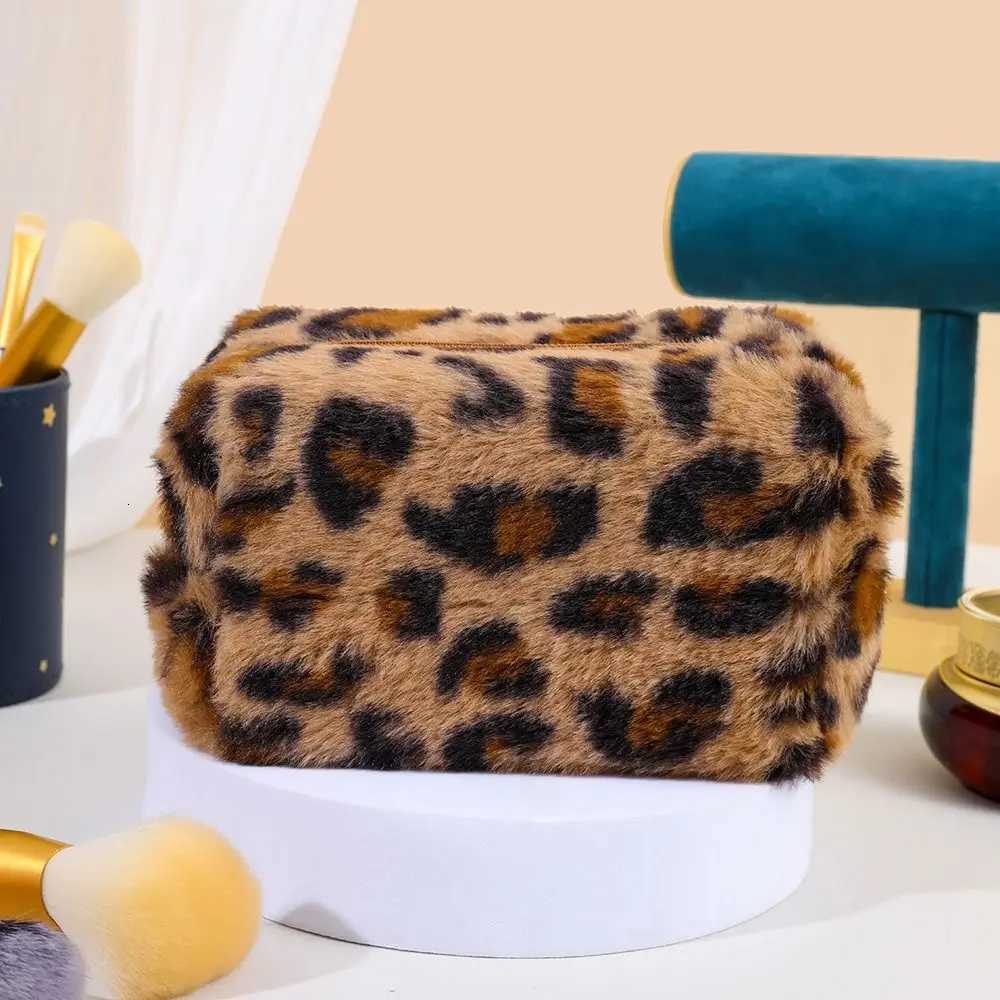 Fashion Leopard Print Makeup Bag Highquality Large Capacity Zipper Toiletry Bag Portable Plush Travel Organizer Cosmetic BagXJ250910