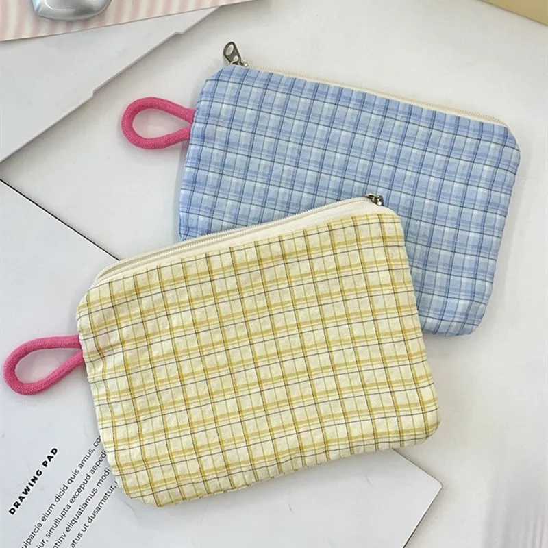 Small Plaid Travel Cosmetic Lipstick Key Card Data Cable Portable Storage Bag Girls Makeup Handbags Wallet Pouch Bags OrganizerXJ250910