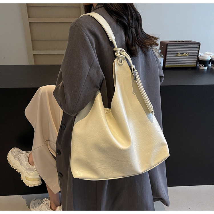Free shipping designer Vintage Bag for Women Autumn and Winter New Fashion Simple High-end Feel Shoulder Bag Casual Versatile Large Capacity Tote Bag