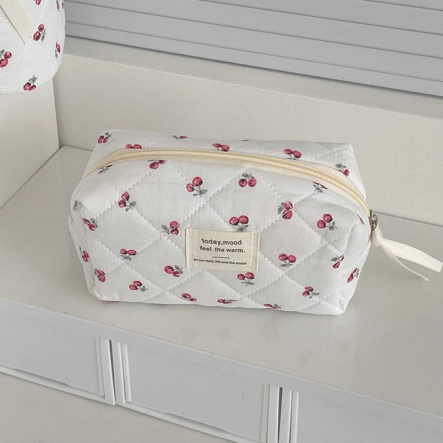 Cherry Makeup Bag Womens Cosmetic Bags Fashion Portable Cute Cosmetic Travel Storage Pouch Handbag Cotton Quilted Zipper PurseXJ250910