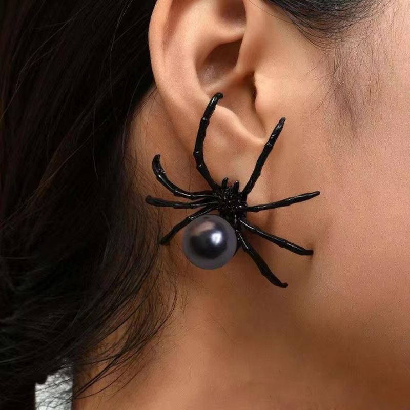 Stylish Versatile and Unique Halloween Earrings European and American style Luxury Black Pearl Spider themed Earrings