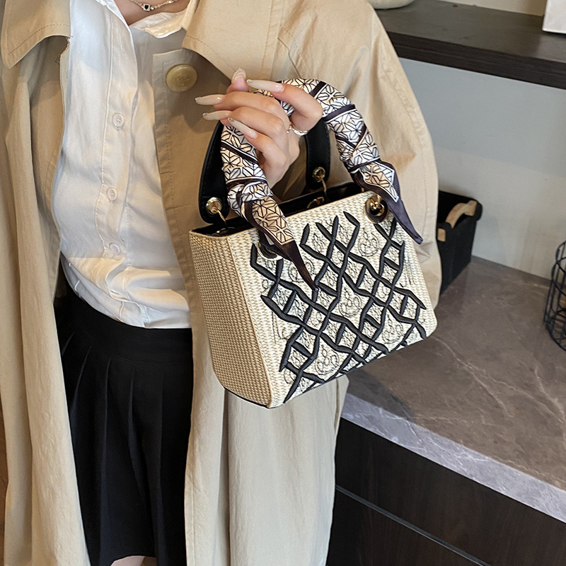 2025 autumn new European and American embroidery style niche design light luxury trend elegant fashion women's shoulder bag designer bag