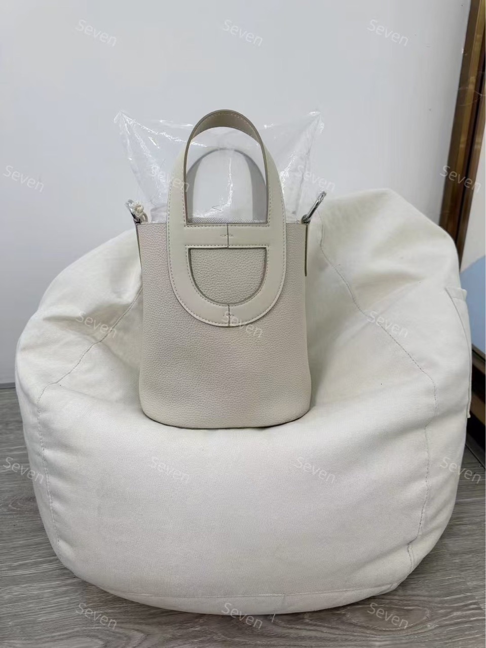 2025 new designer shoulder crossbody bag, fashionable and lightweight
