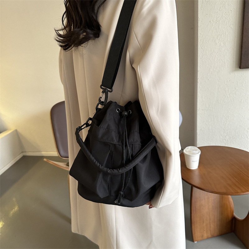 Designer Fashion Women's Multi functional 2025 New Drawstring Single Shoulder Slant Water Bucket