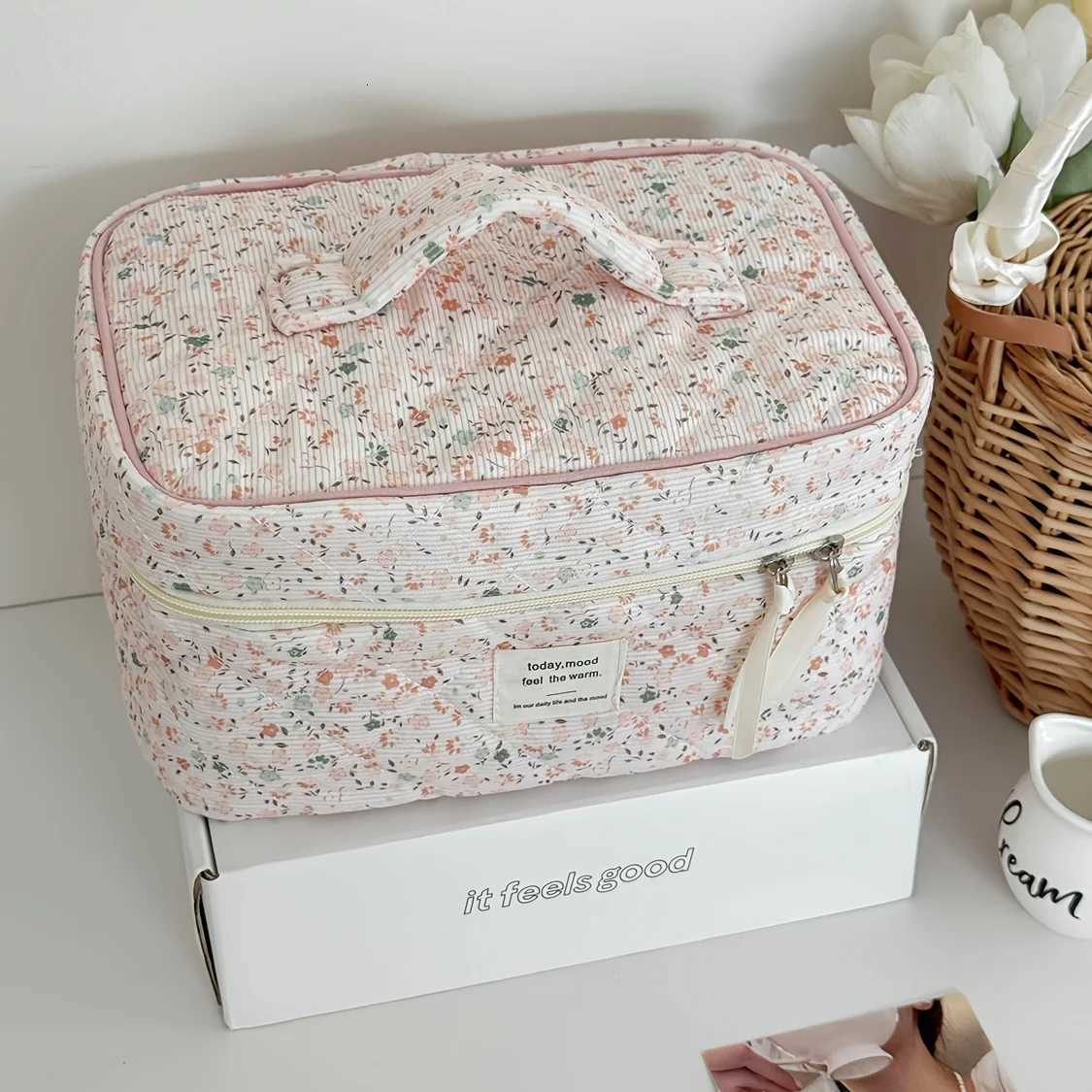 Wholesale Vintage Flower Women Cosmetic Bag Portable Zipper Makeup Travel Organizer Female Handbag Toiletry Quilting PouchXJ250910