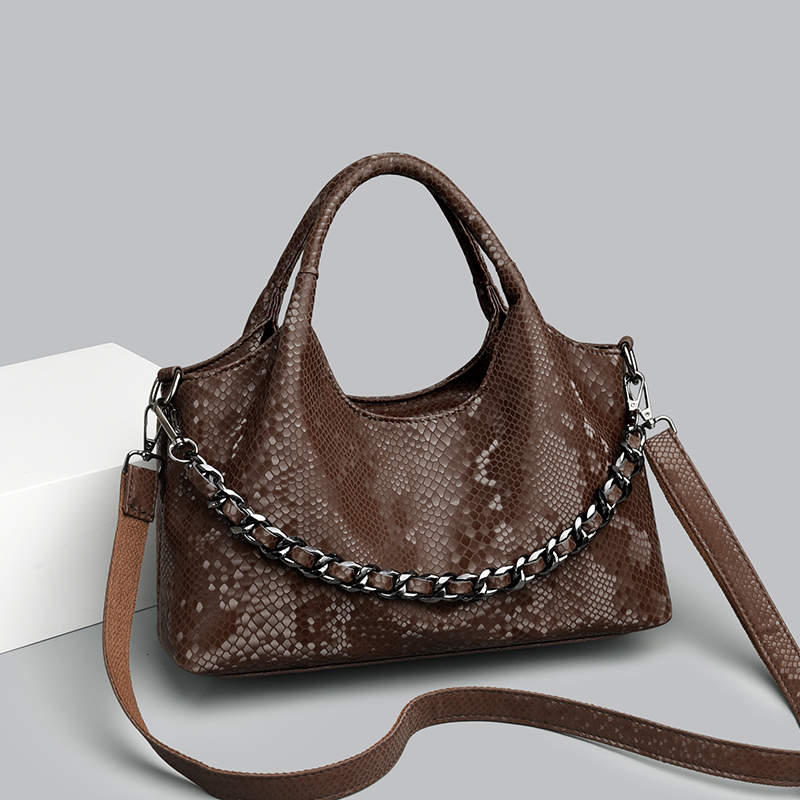 Stylish Chain Strapped Luo Tote Bag: Versatile Fashion Statement