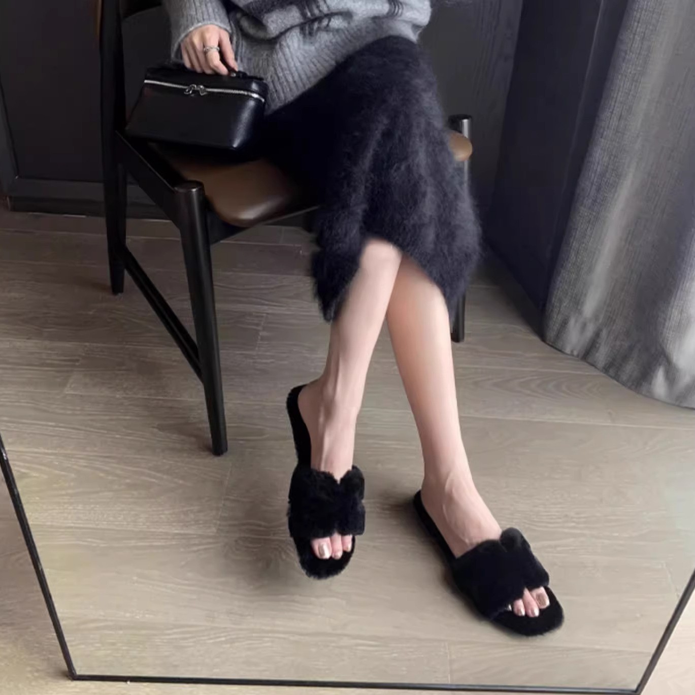 Free shipping Designer Slippers High quality fashionable commuting with velvet slippers for women wearing square cotton slippers outside black white