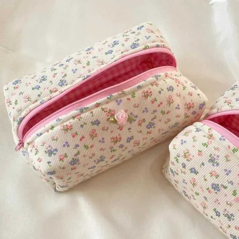 Quilted Floral Makeup Bag Zipper Cute Print Flower Storage Organizer Makeup Brush Toiletry Bag Large Capacity Cosmetic BagXJ250910