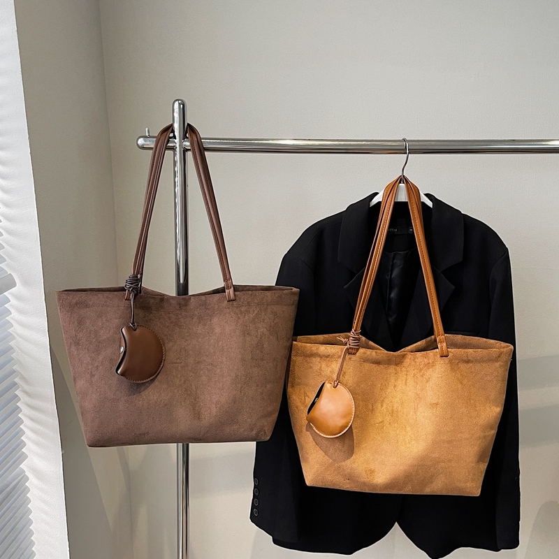 Fashionable, luxurious, large capacity single shoulder backpack for women, simple and versatile handbag, essential crossbody bag for women's shop