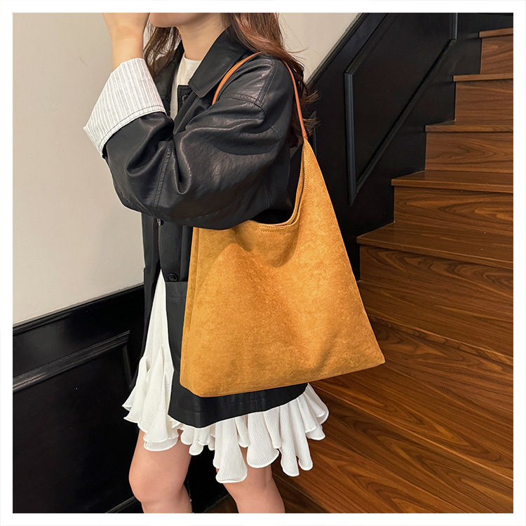 Free shipping designer Vintage High-End Niche Underarm Bag for Women Fashionable Large Capacity Shoulder Bag Casual Versatile Commuter Bag Tote Bag