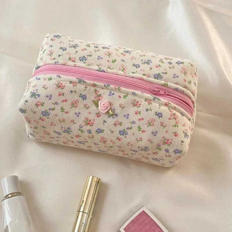 Quilted Floral Makeup Bag Zipper Cute Print Flower Storage Organizer Makeup Brush Toiletry Bag Large Capacity Cosmetic BagXJ250910