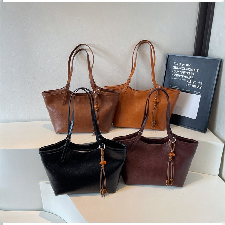 Free shipping designer Vintage Large Capacity Tote Bag for Women Commuter Bag Shoulder Bag Fashionable Trendy Crossbody Bag High-End Underarm Bag