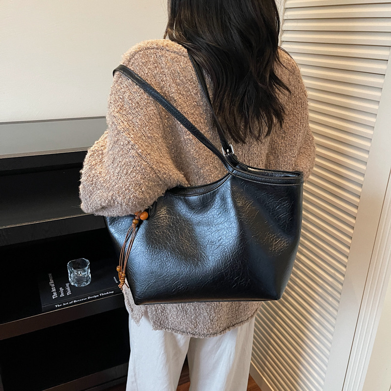 Free shipping designer Vintage Large Capacity Tote Bag for Women Commuter Bag Shoulder Bag Fashionable Trendy Crossbody Bag High-End Underarm Bag