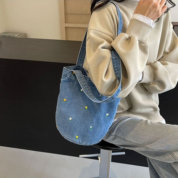 Free shipping designer Summer Large Capacity Canvas Bucket Bag for Women Embroidered Denim Tote Bag Commuter Bag Shoulder Bag Versatile American Style