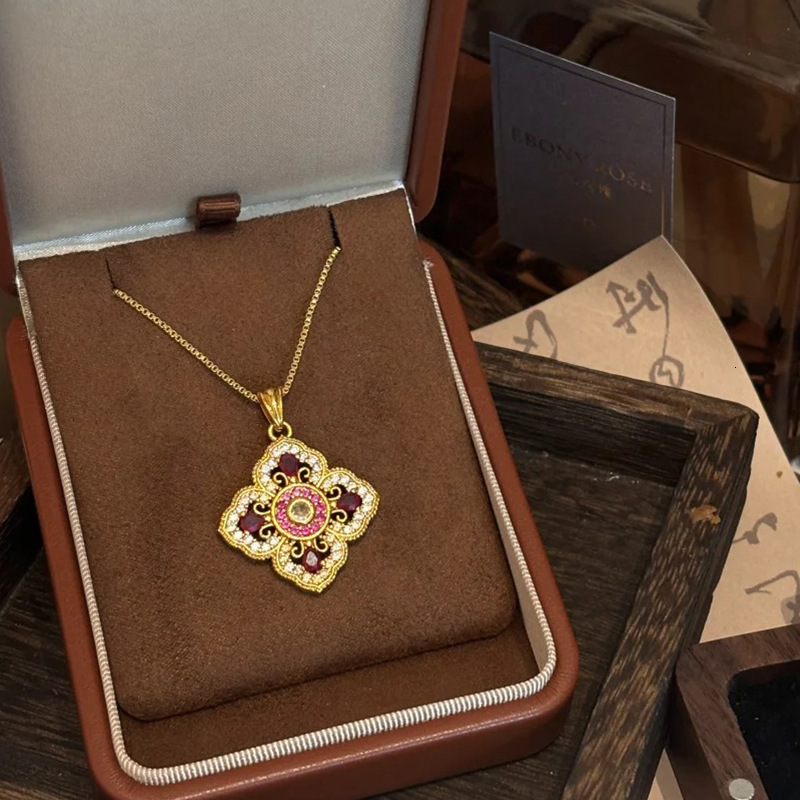 French Court Style Four-Leaf Clover Necklace Light Niche Elegant High-End Clavicle Chain for Women