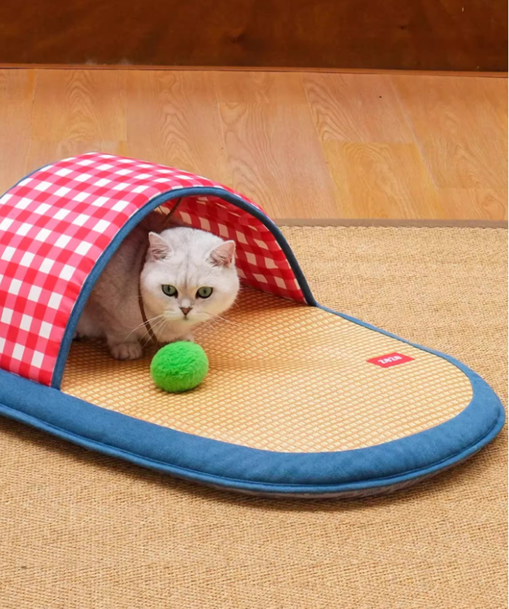 Durable Animal Comfort Zone: Easy-to-Clean Sleep Cozy Pad for Furry Friends