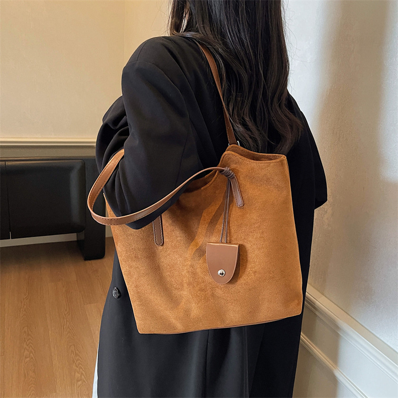 Free shipping designer Vintage Large Capacity Tote Bag for Women New Versatile Stylish Niche Underarm Bag Fashionable Simple Shoulder Bag