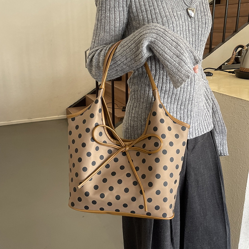 Free shipping designer Trendy Handbag Underarm Bag for Women Large Capacity Casual Simple Shoulder Bag Shopping Bag Commuting Bag Tote Bag