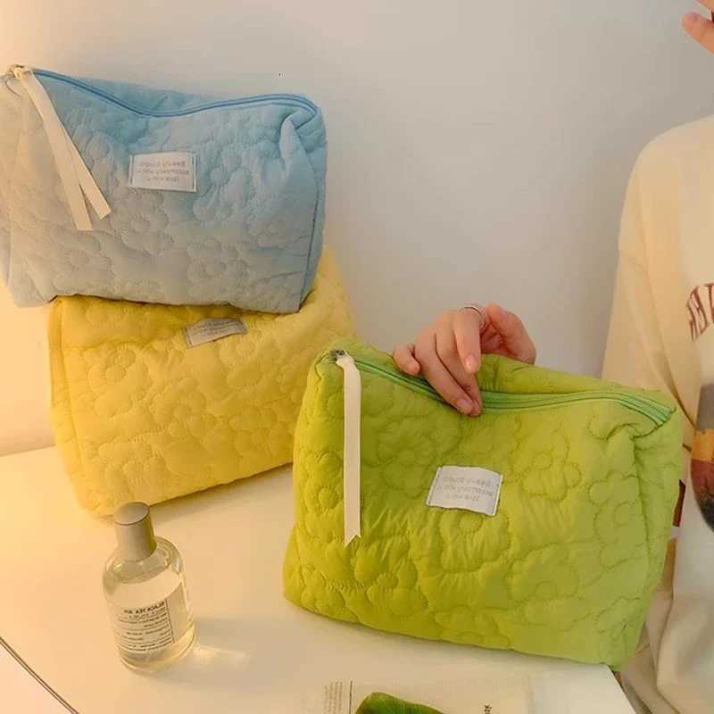 Flower Pattern Women Makeup Bag Toiletries Cosmetic Organizer Zipper Bag Travel Wash Pouch Cosmetic Bag Female Make Up BagsXJ250910