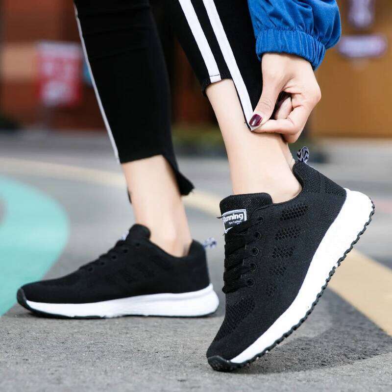 Women Sneakers Shoes Fashion Wom en Vulcanized Shoes High Quality Flats Shoes Women Walking Blatform Plus S ize Zapatillas Mujer