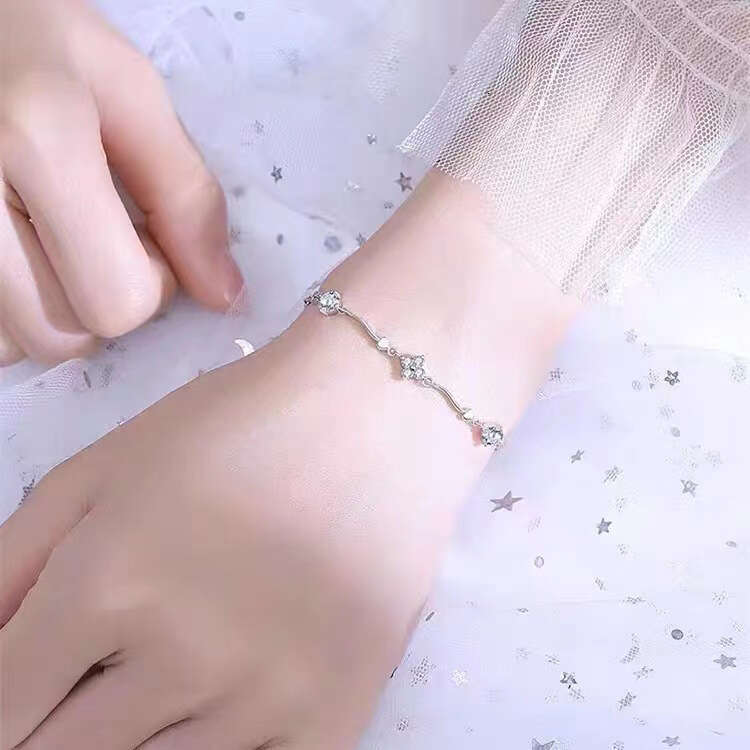 Four-Leaf Clover Bracelet for Women, Light Niche Design, Exquisite and Simple Student Jewelry, 2024 New Trend Birthday Gift