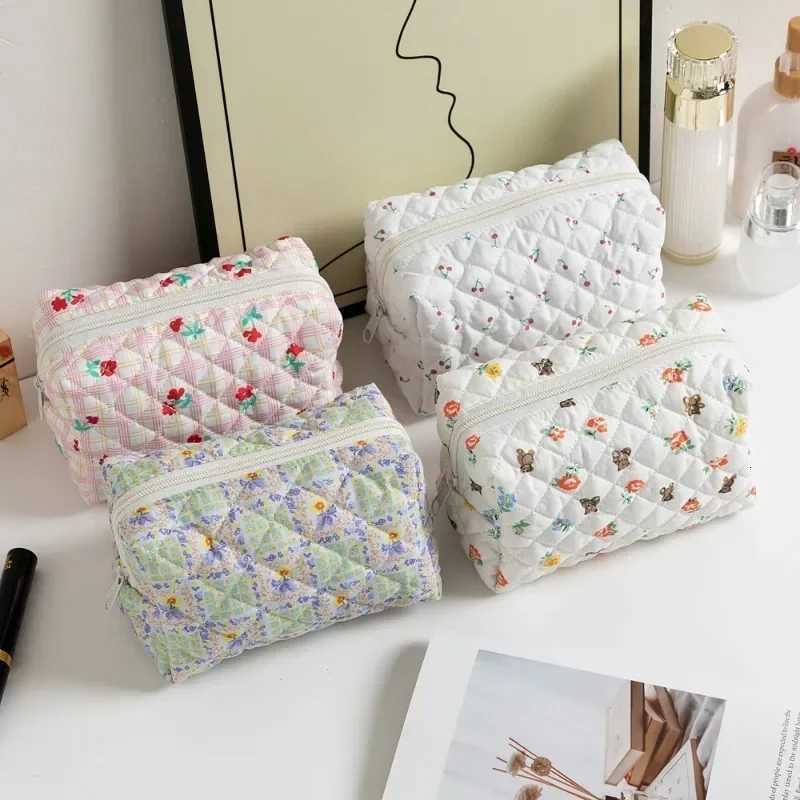 Small Sweet Flower Quilted Makeup Storage Bag for girl Travel Organizer Cosmetic Toiletry Pouch Cute Make Up Handbag Floral BagsXJ250910