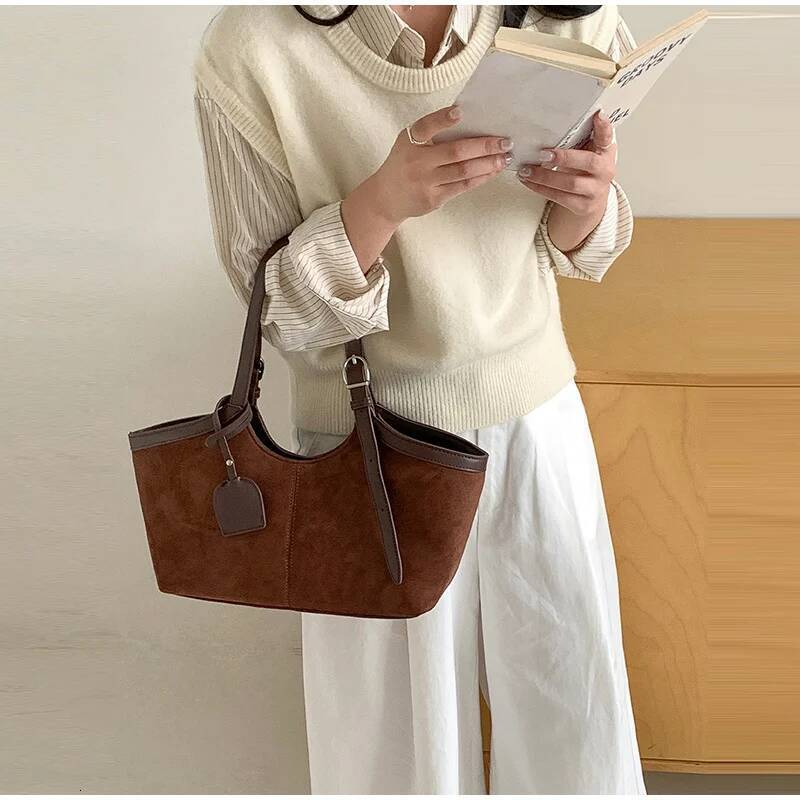 Handbag Autumn And Winter Suede Frosted Shoulder Bag High quality Pu Niche Design Splicing Large Capacity Travel Bag Autumn New Designer Bag