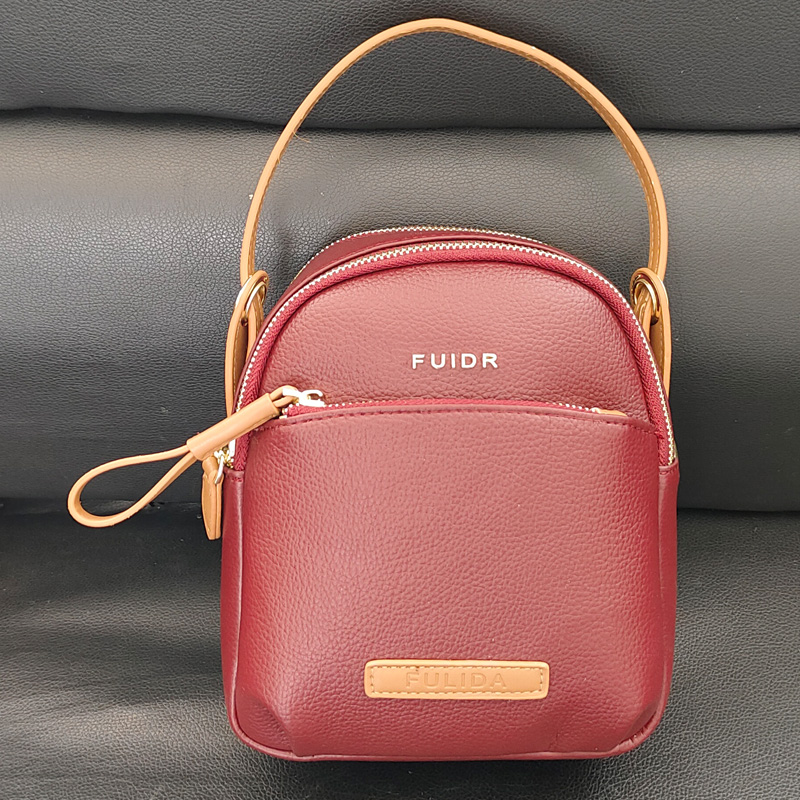 Elegant Casual Handbag for Women Featuring Trendy Aesthetics