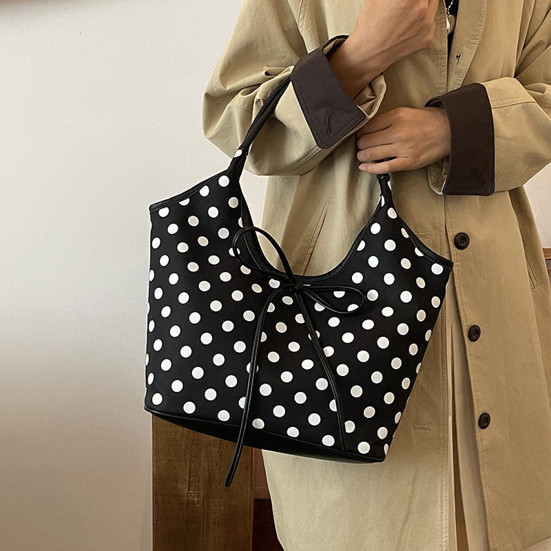 Free shipping designer Trendy Handbag Underarm Bag for Women Large Capacity Casual Simple Shoulder Bag Shopping Bag Commuting Bag Tote Bag