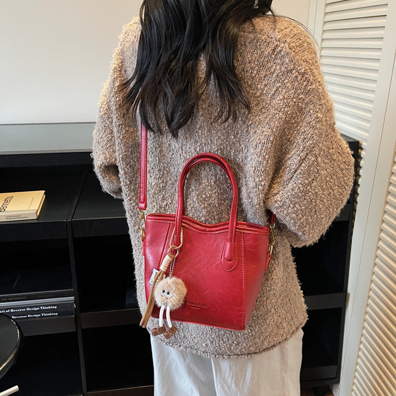 Free shipping designer Large Capacity Commuter Bag Handbag Women Fashion Bucket Bag New Single Shoulder Bag Simple Texture Casual Tote Bag
