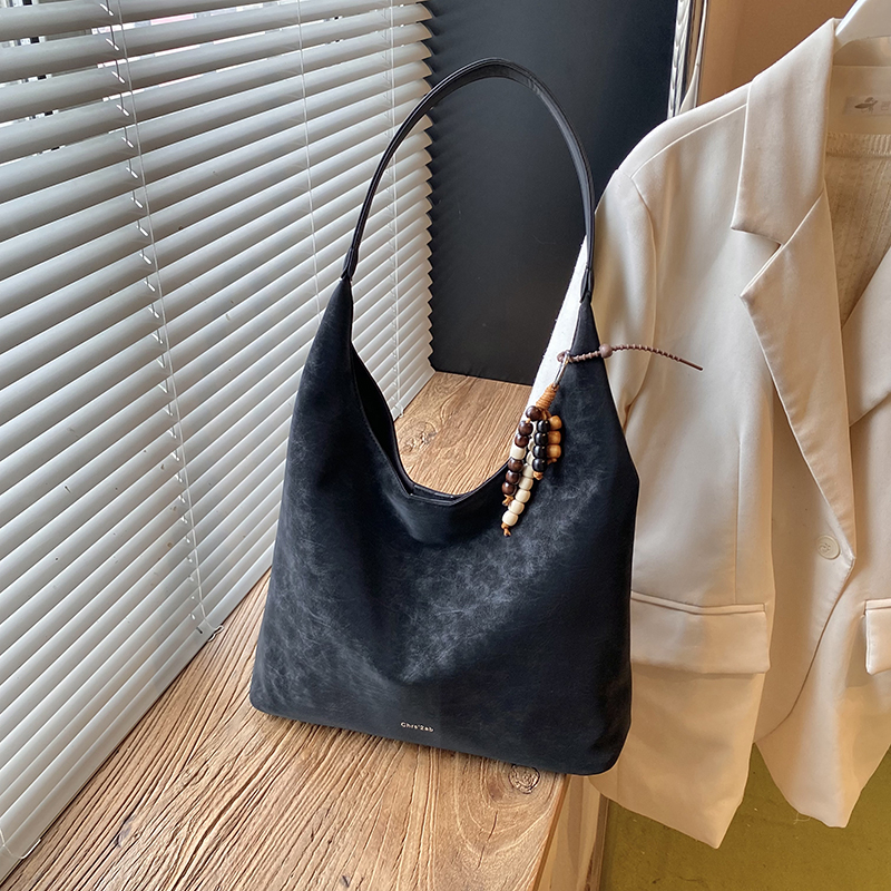 High end luxury spacious bag for students, large capacity handbag, simple and versatile shoulder bag, essential crossbody bag for women's shoppin