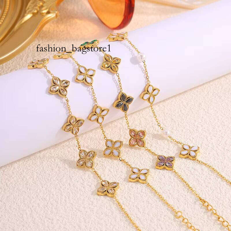 Trendy Women's Luxurious Zircon Four-Leaf Clover Green Moissanite Unique Stainless Steel Chain Flower Bracelet