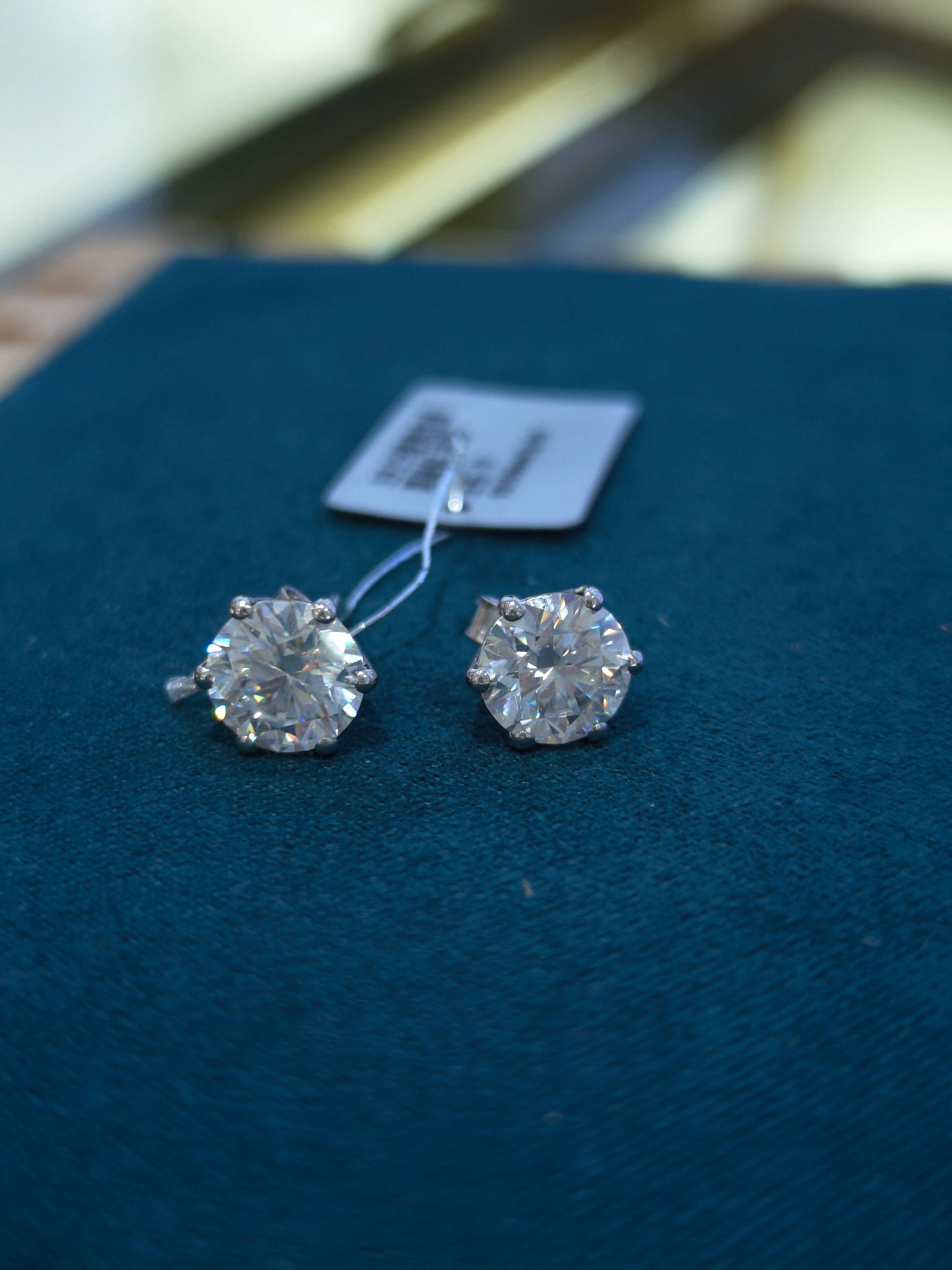 Classic Diamond Moissanite Simple Claw Earrings Round Elegant Style Embedded with Classic Diamond