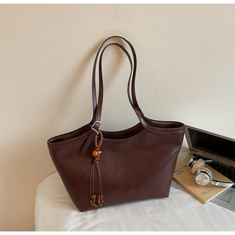 Free shipping designer Vintage Large Capacity Tote Bag for Women Commuter Bag Shoulder Bag Fashionable Trendy Crossbody Bag High-End Underarm Bag