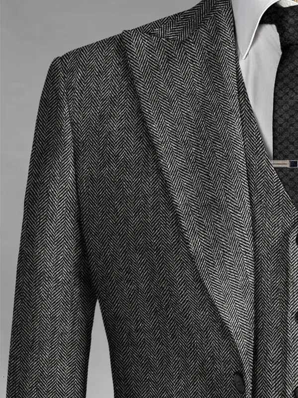 3 Pieces Mens Grey Herringbone Suits Formal Slim Fit Peak Lapel Tweed Prom Tuxedos For Wedding Groomsmen BlazerVestPants W250910