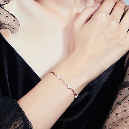Four-Leaf Clover Bracelet for Women, Light Niche Design, Exquisite and Simple Student Jewelry, 2024 New Trend Birthday Gift