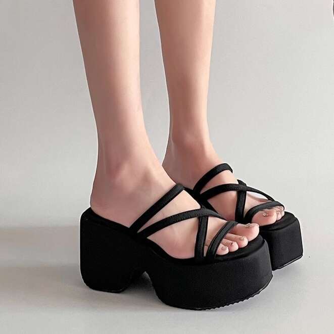 Thick-Soled Black Platform 2025 Spring/Summer New Women's Fashionable French Style Beach Vacation Roman Sandals