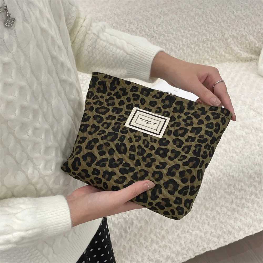 Fashion Leopard Print Womens Cosmetic Bags Portable Simple Ladies Makeup Case Handbags Outdoor Travel Female Wash Storage BagXJ250910