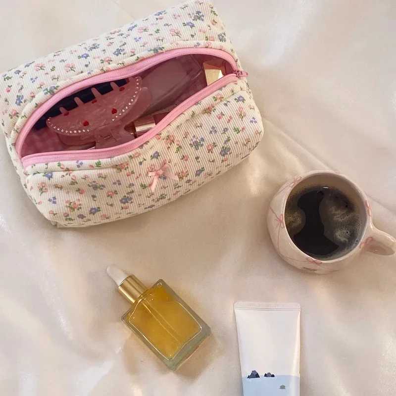 Quilted Floral Makeup Bag Zipper Cute Print Flower Storage Organizer Makeup Brush Toiletry Bag Large Capacity Cosmetic BagXJ250910