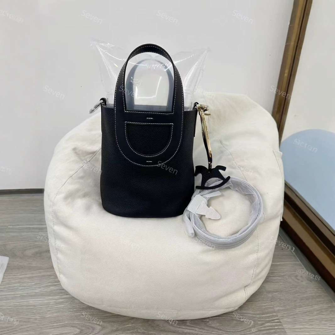 2025 new designer shoulder crossbody bag, fashionable and lightweight