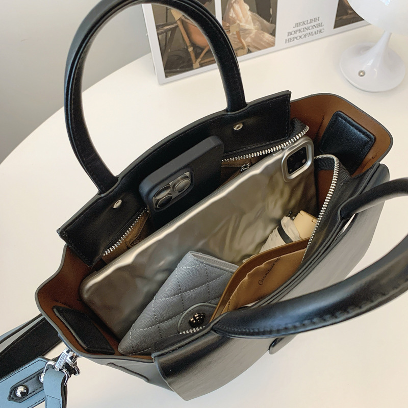 Designer 2025 New Korean Commuter Armband Fashion Retro Handbag