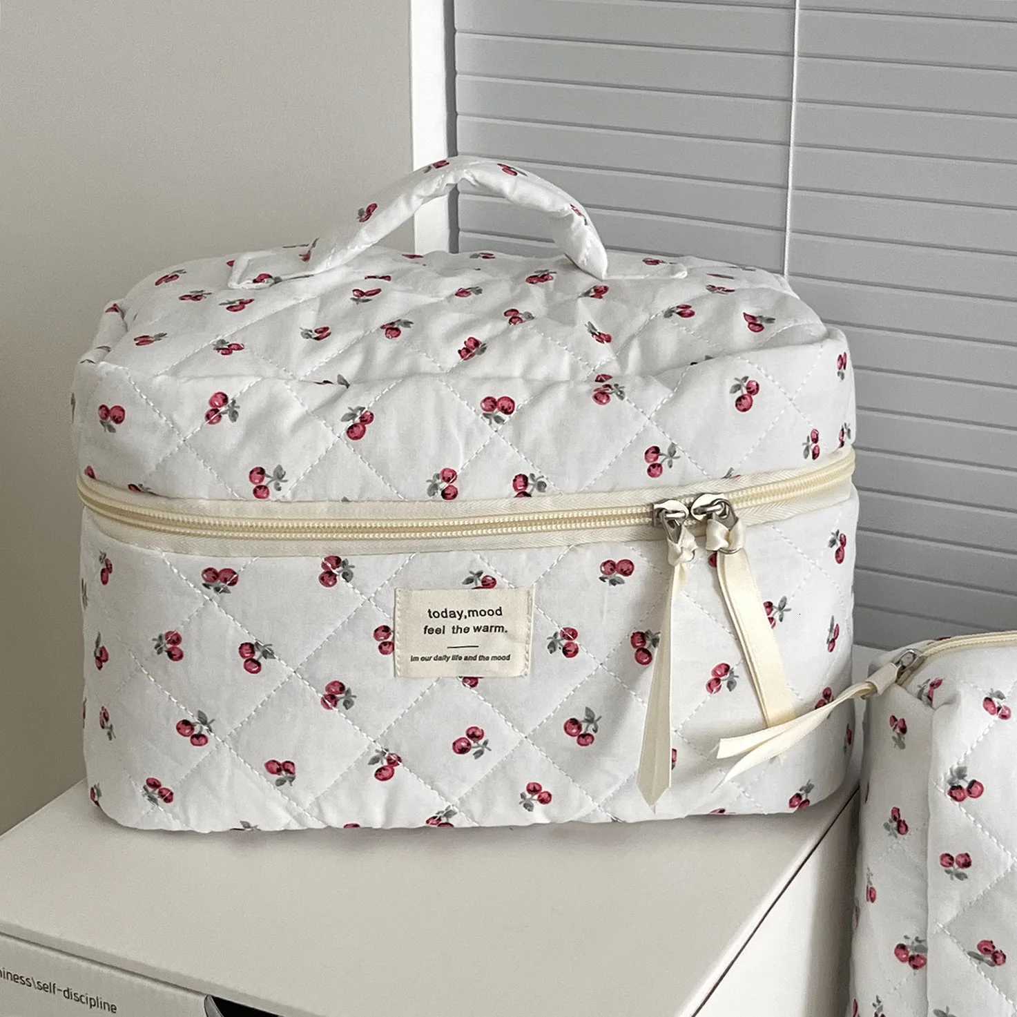 Cherry Makeup Bag Womens Cosmetic Bags Fashion Portable Cute Cosmetic Travel Storage Pouch Handbag Cotton Quilted Zipper PurseXJ250910