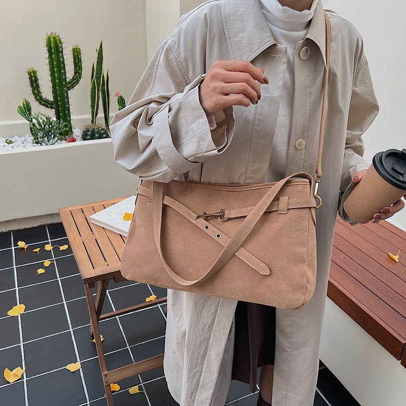 Free shipping designer Vintage Large Capacity Crossbody Bag for Women New Simple Tote Bag Versatile Shoulder Bag Fashionable Crossbody Bag