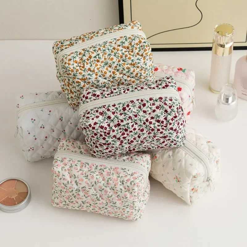 Small Sweet Flower Quilted Makeup Storage Bag for girl Travel Organizer Cosmetic Toiletry Pouch Cute Make Up Handbag Floral BagsXJ250910