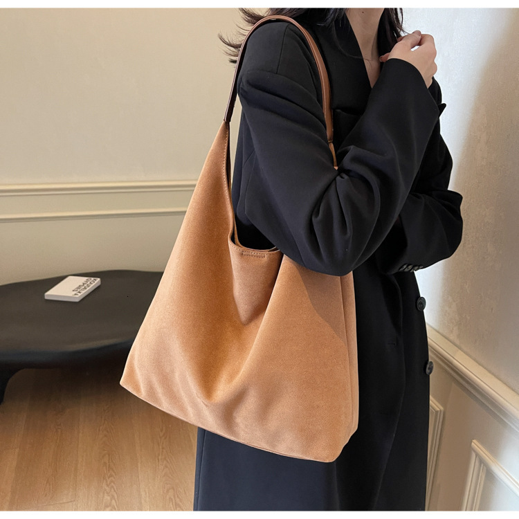 Free shipping designer Suede Underarm Bag for Women Winter New High-end Fashion Retro Single Shoulder Bag Commuter Bag Versatile Tote Bag