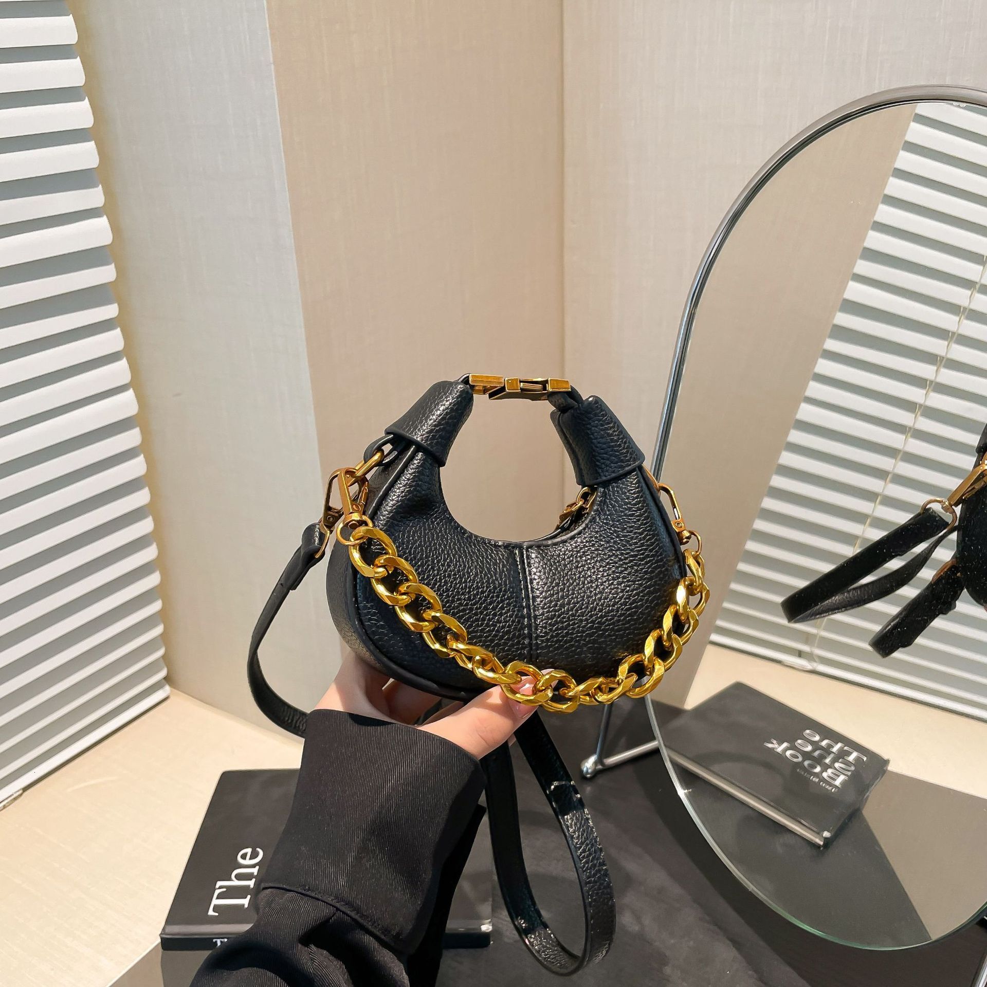 2025 autumn new handbag niche design, light luxury trend style, versatile Korean women's single shoulder dumpling bag designer bag