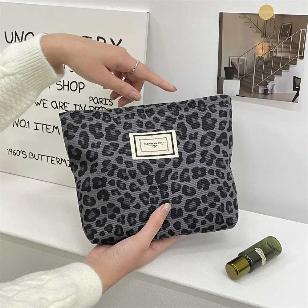 Fashion Leopard Print Womens Cosmetic Bags Portable Simple Ladies Makeup Case Handbags Outdoor Travel Female Wash Storage BagXJ250910