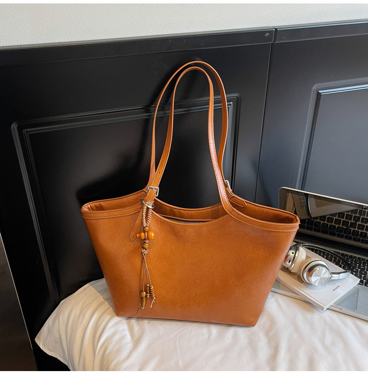 Free shipping designer Vintage Large Capacity Tote Bag for Women Commuter Bag Shoulder Bag Fashionable Trendy Crossbody Bag High-End Underarm Bag